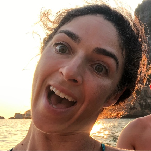 Meet your Posher, Andrea - Picture 2 of 4